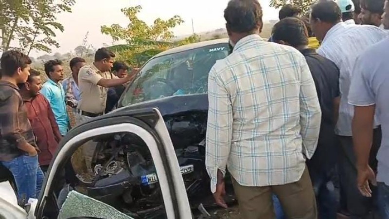 ಕಾರುಗಳ ಮುಖಾಮುಖಿ ಡಿಕ್ಕಿ – ನೌಕಾಪಡೆ ಅಧಿಕಾರಿಯ ಪತ್ನಿ, ಮಗಳು ಸೇರಿ ಐವರ ಸಾವು