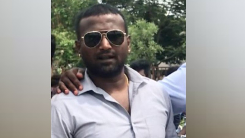 ಬೆಂಗ್ಳೂರಲ್ಲಿ ಕಿ.ಮೀ.ಗಟ್ಟಲೇ ಅಟ್ಟಾಡಿಸಿ ಮಾರಕಾಸ್ತ್ರಗಳಿಂದ ಕೊಚ್ಚಿ ವ್ಯಕ್ತಿಯ ಹತ್ಯೆ – ಸ್ಥಳದಲ್ಲಿ ಬಿಗುವಿನ ವಾತಾವರಣ