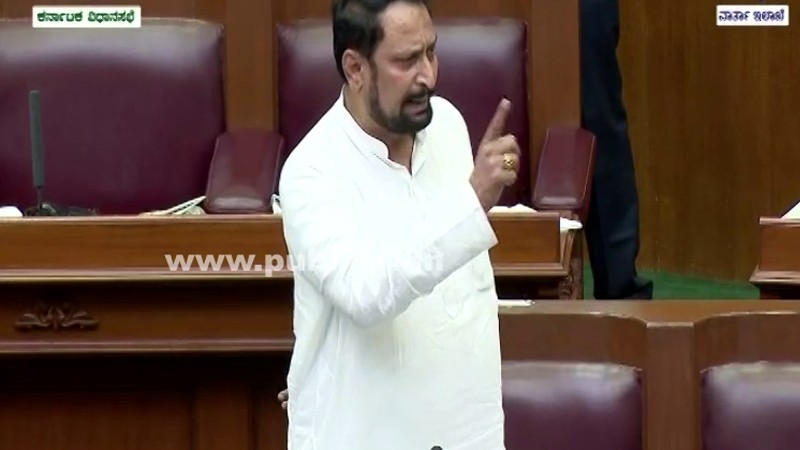 ನಿನ್ಗೆ ಹುಚ್ಚು ನಾಯಿ ಕಚ್ಚಿದ್ಯಾ? ರೈತರ ಹಣ ತಿಂದ್ರೆ ಪ್ಯಾರಾಲಿಸಿಸ್ ಬರುತ್ತೆ – ಬಿಜೆಪಿ ವಿರುದ್ಧ ಲಕ್ಷ್ಮಣ್‌ ಸವದಿ ಕೆಂಡಾಮಂಡಲ