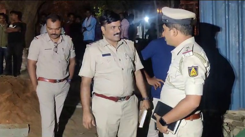 ನಡುರಸ್ತೆಯಲ್ಲೇ ವೃದ್ಧನ ಬರ್ಬರ ಹತ್ಯೆ- ದೃಶ್ಯ ಮೊಬೈಲ್‍ನಲ್ಲಿ ಸೆರೆ
