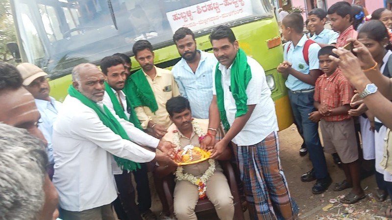 ಎಕ್ಸೆಲ್ ಕಟ್ ಆಗಿ ನಿಯಂತ್ರಣ ತಪ್ಪಿದ್ದ ಬಸ್ – ದೊಡ್ಡ ದುರಂತ ತಪ್ಪಿಸಿದ ಚಾಲಕನಿಗೆ ಸನ್ಮಾನ