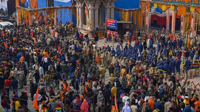 ಬಾಲಕ ರಾಮನ ಕಣ್ತುಂಬಿಕೊಳ್ಳಲು 2ನೇ ದಿನವೂ ಸೇರಿದ ಲಕ್ಷಾಂತರ ಭಕ್ತರು- ದೇಗುಲದಲ್ಲಿ ಹೈ ಸೆಕ್ಯೂರಿಟಿ