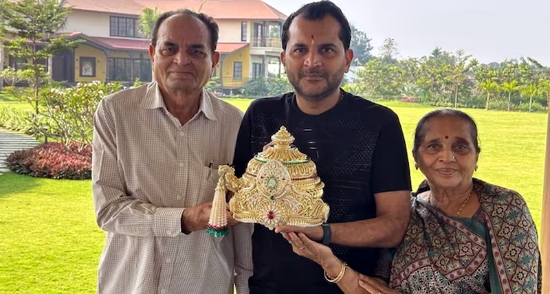 ರಾಮಲಲ್ಲಾನಿಗೆ 11 ಕೋಟಿ ರೂ. ಮೌಲ್ಯದ ವಜ್ರದ ಕಿರೀಟ ಅರ್ಪಿಸಿದ ಗುಜರಾತ್ ವ್ಯಾಪಾರಿ!