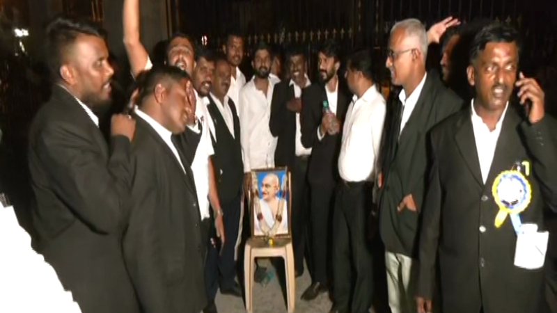 ಪಿಎಸ್‌ಐ ಅಮಾನತಿಗೆ ಆಗ್ರಹಿಸಿ ರಾಮನಗರದಲ್ಲಿ ಅಹೋರಾತ್ರಿ ಡಿಸಿ ಕಚೇರಿ ಮುಂದೆ ವಕೀಲರ ಪ್ರತಿಭಟನೆ
