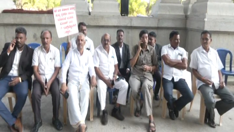 ವಕೀಲರು Vs ಪೊಲೀಸರು – ಫೇಸ್‌ಬುಕ್‌ ಪೋಸ್ಟ್‌ನಿಂದ ಅಹೋರಾತ್ರಿ ಧರಣಿಯವರೆಗೆ: ರಾಮನಗರದಲ್ಲಿ ಪ್ರತಿಭಟನೆ ಯಾಕೆ?