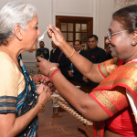 ಬಜೆಟ್‌ ಮಂಡನೆಗೂ ಮುನ್ನ ವಿತ್ತ ಸಚಿವೆಗೆ ಸಿಹಿ ತಿನ್ನಿಸಿದ ರಾಷ್ಟ್ರಪತಿ