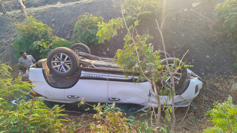 ಬೈರತಿ ಬಸವರಾಜ್ ಕಾರು ಪಲ್ಟಿ – ಚಾಲಕ, ಗನ್ ಮ್ಯಾನ್‍ಗೆ ಗಾಯ