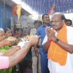 ರಾಮನವಿಯಂದು ಕೇಸರಿ ಶಾಲು,ರಾಮನ ಬಾವುಟ ಹಿಡಿದು ಕೆರಗೋಡಿಗೆ ಹೆಚ್‌ಡಿಕೆ ಭೇಟಿ