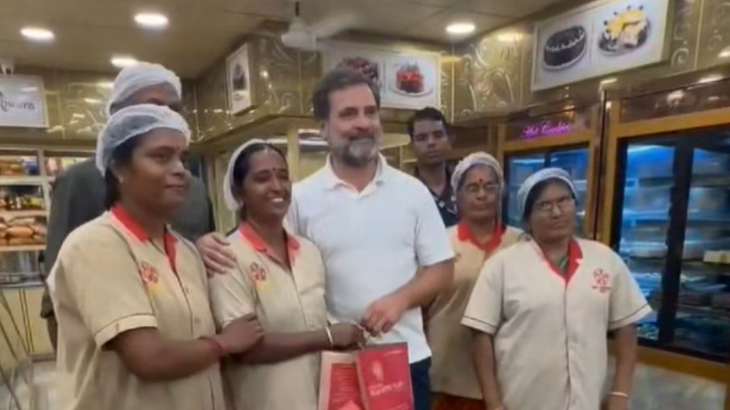 ಚುನಾವಣಾ ಪ್ರಚಾರದ ವೇಳೆ ಬೇಕರಿಯಲ್ಲಿ ಗುಲಾಬ್ ಜಾಮೂನು ಖರೀದಿಸಿದ ರಾಹುಲ್ ಗಾಂಧಿ