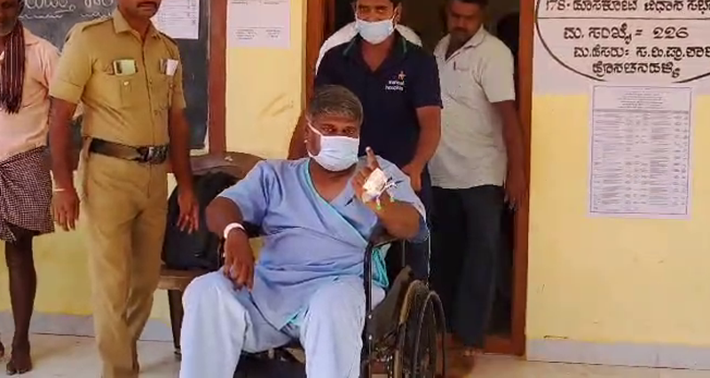 ಆಪರೇಷನ್‍ಗೂ ಮುನ್ನ ವೋಟ್ ಮಾಡಿ ಮಾದರಿಯಾದ ಪೇಷೆಂಟ್!