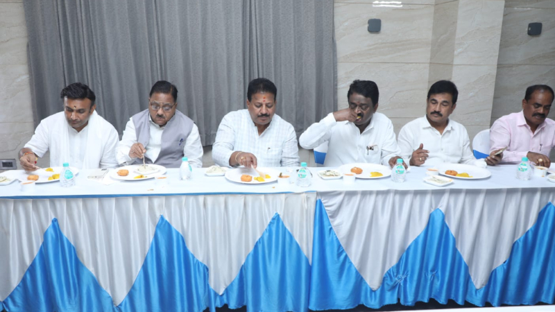 ಯಾರೇ ಹೇಳಲಿ, ಬಿಡಲಿ ನಮ್ಮ ಕ್ಷೇತ್ರದಲ್ಲಿ ಸುಧಾಕರ್‌ಗೆ ಬಹುಮತ ಕೊಡುತ್ತೇವೆ: ಎಸ್‌ಆರ್‌ ವಿಶ್ವನಾಥ್‌