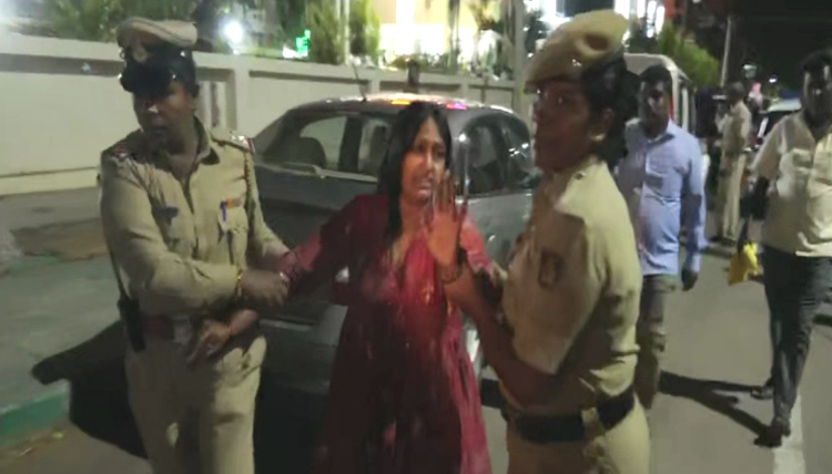 ದೇವೇಗೌಡರಿದ್ದ ವೇದಿಕೆಗೆ ನುಗ್ಗಿ ‘ಕೈ’ ಕಾರ್ಯಕರ್ತೆಯರಿಂದ ಹೈಡ್ರಾಮಾ!
