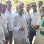 ಚುನಾವಣೆಗಾಗಿ ಇಲ್ಲಿಗೆ ಬಂದಿದ್ದೀರಿ, ಇಲ್ದಿದ್ರೆ ನೀವೆಲ್ಲಿ ಬರ್ತಿದ್ರಿ- ಯತೀಂದ್ರಗೆ ರೈತರಿಂದ ತರಾಟೆ