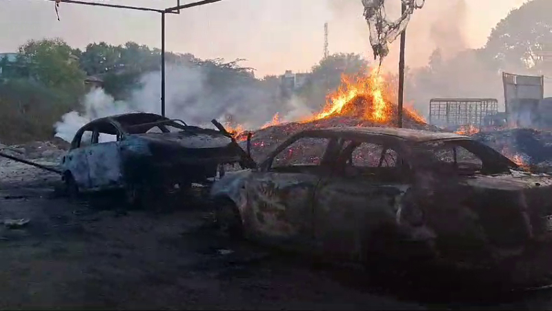 ಎಲೆಕ್ಟ್ರಾನಿಕ್‌ ಸಿಟಿಯಲ್ಲಿ ಅಗ್ನಿ ಅವಘಡ – ಹೊತ್ತಿ ಉರಿದ ಎರಡು ಕಾರುಗಳು