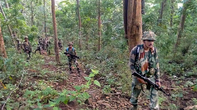  ಭದ್ರತಾ ಪಡೆಗಳಿಂದ ಎನ್‍ಕೌಂಟರ್ – ಇಬ್ಬರು ಮಹಿಳೆಯರು ಸೇರಿ ಮೂವರು ನಕ್ಸಲರ ಹತ್ಯೆ