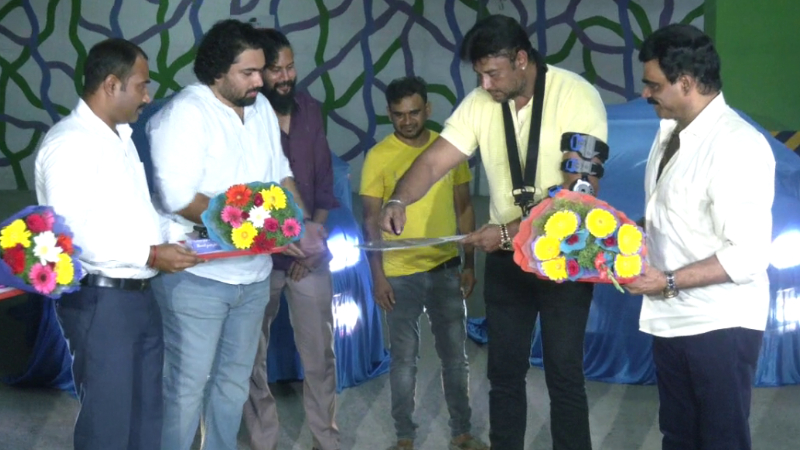 ‘ಕಾಟೇರ’ ಬರಹಗಾರರಿಗೆ ಕಾರು ಉಡುಗೊರೆ ನೀಡಿದ ರಾಕ್ ಲೈನ್ ವೆಂಕಟೇಶ್