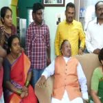 ವಾಲ್ಮೀಕಿ ಅಭಿವೃದ್ಧಿ ನಿಗಮ ಕೇಸ್ – ಮೃತ ನೌಕರನ ಕುಟುಂಬಸ್ಥರಿಗೆ ಈಶ್ವರಪ್ಪ ಸಾಂತ್ವನ