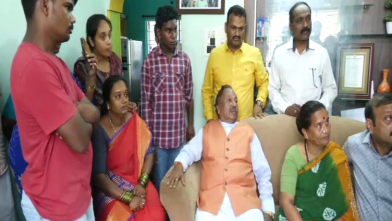 ವಾಲ್ಮೀಕಿ ಅಭಿವೃದ್ಧಿ ನಿಗಮ ಕೇಸ್ – ಮೃತ ನೌಕರನ ಕುಟುಂಬಸ್ಥರಿಗೆ ಈಶ್ವರಪ್ಪ ಸಾಂತ್ವನ