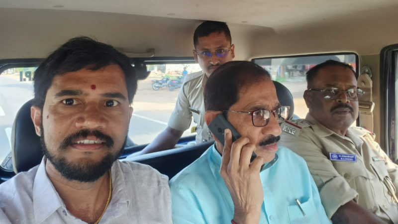 ಗೃಹ ಸಚಿವರ ನಿವಾಸದ ಮುಂದೆ ಪ್ರತಿಭಟನೆ – ಮಾಜಿ ಸಚಿವ ಸೇರಿ ಇಬ್ಬರು ಪೊಲೀಸರ ವಶಕ್ಕೆ
