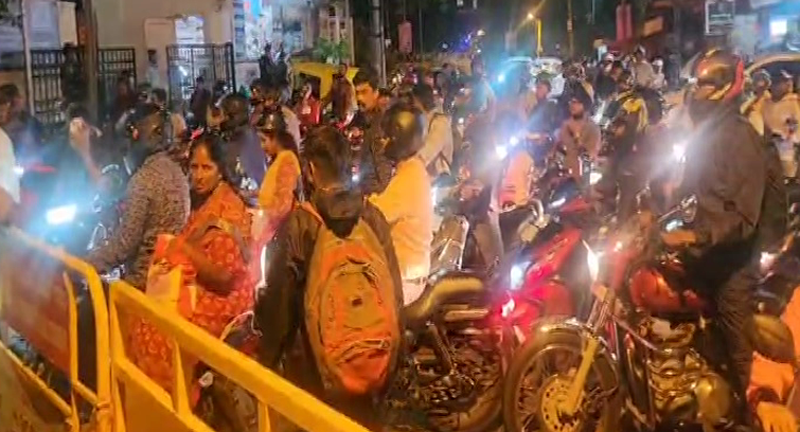 ದರ್ಶನ್ ಇರೋ ಪೊಲೀಸ್ ಠಾಣೆ ಬಳಿ 144 ಸೆಕ್ಷನ್- ವಾಹನ ಸವಾರರ ಪರದಾಟ