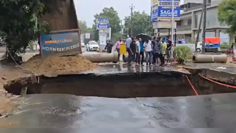 ಗುಜರಾತ್‌ನಲ್ಲಿ ಭಾರೀ ಮಳೆಗೆ ಕುಸಿದ ರಸ್ತೆ – ಮೋದಿ ತವರಲ್ಲಿ ಇದೆಂಥಾ ಘಟನೆ ಅಂತ ಕಾಂಗ್ರೆಸ್‌ ತೀವ್ರ ತರಾಟೆ