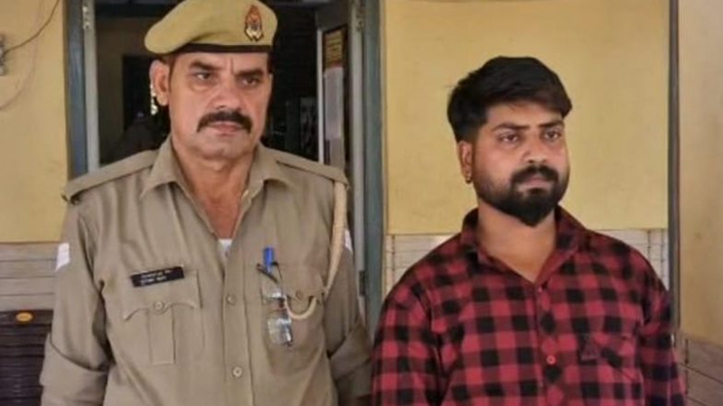 ತನ್ನ ಉಗುಳಿನಿಂದ ಗ್ರಾಹಕನ ಮುಖಕ್ಕೆ ಮಸಾಜ್‌ ಮಾಡಿದ ಕ್ಷೌರಿಕ!