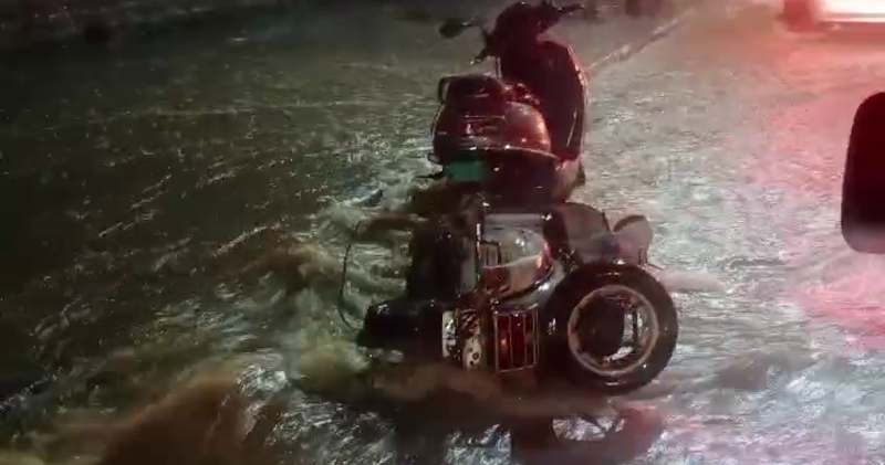ಬೆಂಗ್ಳೂರಿನಲ್ಲಿ ಭಾರೀ ಮಳೆ- ಸವಾರರ ಪರದಾಟ, ನೀರಲ್ಲಿ ಕೆಟ್ಟು ನಿಂತ ಬೈಕ್‌ಗಳು