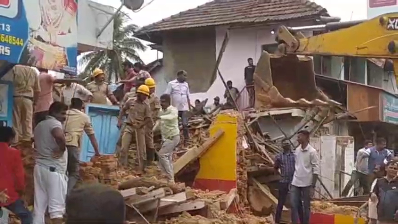 ಶಿಥಿಲಾವಸ್ಥೆಯಲ್ಲಿದ್ದ ಹೋಟೆಲ್ ಕಟ್ಟಡ ಕುಸಿತ – 6 ಮಂದಿಗೆ ಗಾಯ