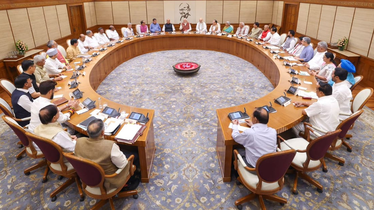 Modi Cabinet: ಕೇಂದ್ರ ಸಚಿವರಿಗೆ ಖಾತೆ ಹಂಚಿಕೆ – ಬಲಿಷ್ಠ ಖಾತೆಗಳನ್ನು ತನ್ನಲ್ಲೇ ಉಳಿಸಿಕೊಂಡ ಬಿಜೆಪಿ – ಇಲ್ಲಿದೆ ಲಿಸ್ಟ್