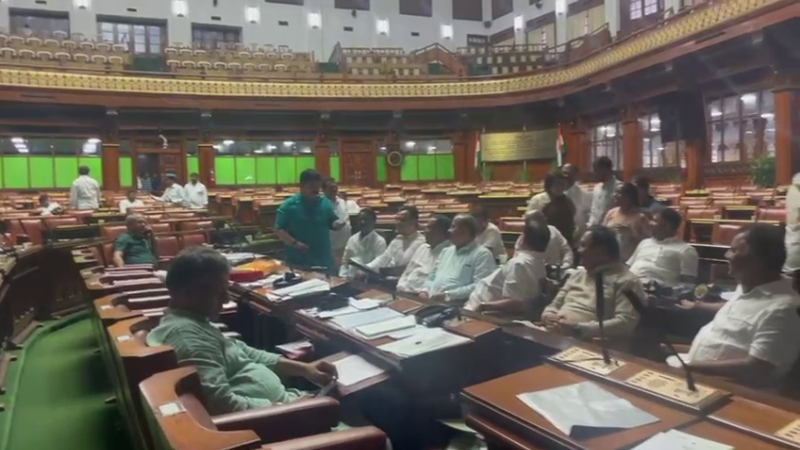 ಮುಡಾ ಸೈಟ್ ಕೋಲಾಹಲ – ವಿಧಾನಸೌಧದಲ್ಲಿ ಬಿಜೆಪಿ, ಜೆಡಿಎಸ್‌ ಅಹೋರಾತ್ರಿ ಧರಣಿ