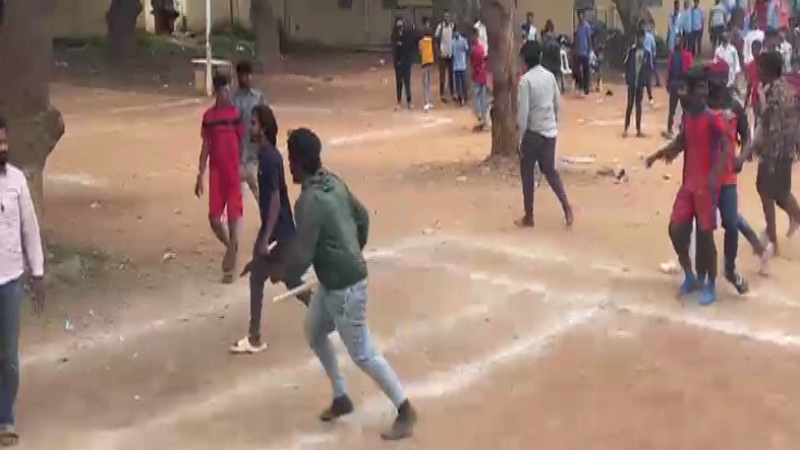 ಖೋ ಖೋ ಪಂದ್ಯಾಟಕ್ಕೆ ಕಿರಿಕ್‌ – ಶಾಲಾ ಆವರಣದಲ್ಲಿ ಡ್ರ್ಯಾಗರ್‌, ಚಾಕು ಹಿಡಿದ ಪುಂಡರು