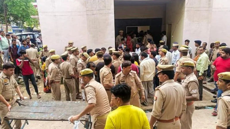 ಹತ್ರಾಸ್‌ ಕಾಲ್ತುಳಿತ ದುರಂತ; ಹೆಣಗಳ ರಾಶಿ ಕಂಡು ಹೃದಯಾಘಾತದಿಂದ ಪೊಲೀಸ್‌ ಕಾನ್‌ಸ್ಟೇಬಲ್‌ ಸಾವು