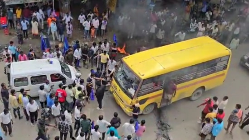 Bharat Bandh| ಮಕ್ಕಳಿದ್ದ ಶಾಲಾ ಬಸ್ಸಿಗೆ ಬೆಂಕಿ ಹಚ್ಚಲು ಮುಂದಾದ ಪ್ರತಿಭಟನಾಕಾರರು