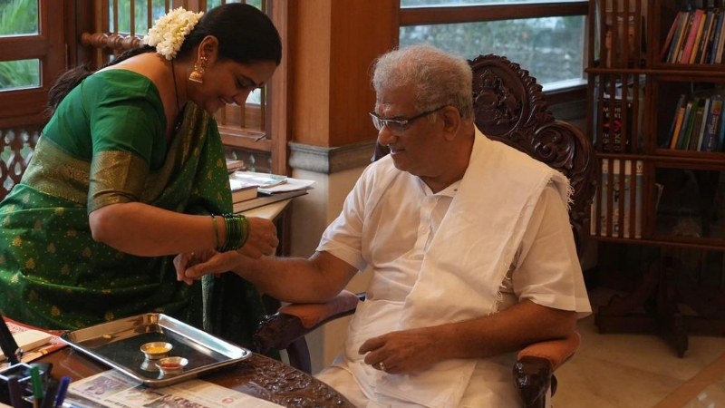 ಧರ್ಮಾಧಿಕಾರಿ ವೀರೇಂದ್ರ ಹೆಗ್ಗಡೆಗೆ ರಾಖಿ ಕಟ್ಟಿದ ಶ್ರುತಿ