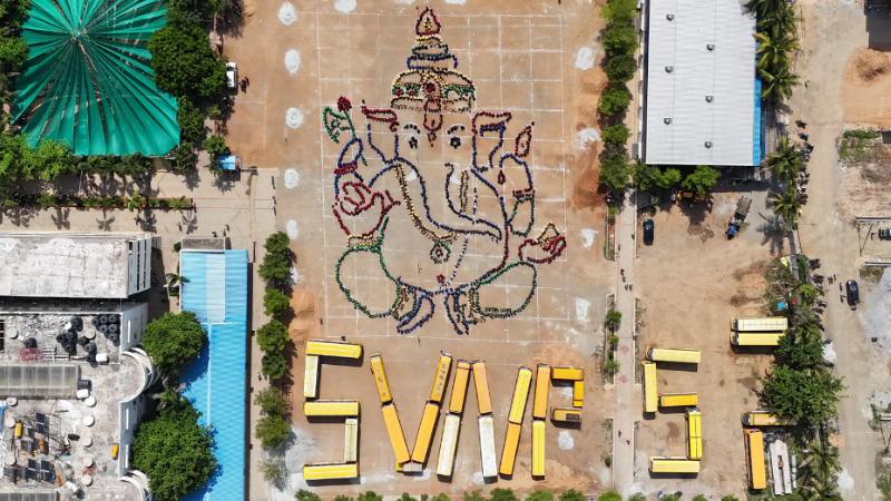 2 ಸಾವಿರ ಮಕ್ಕಳಿಂದ ಗಣೇಶನ ಆಕೃತಿ – ಐನೂರು ಅಡಿ ಎತ್ತರದಿಂದ ಚಿತ್ರೀಕರಣ