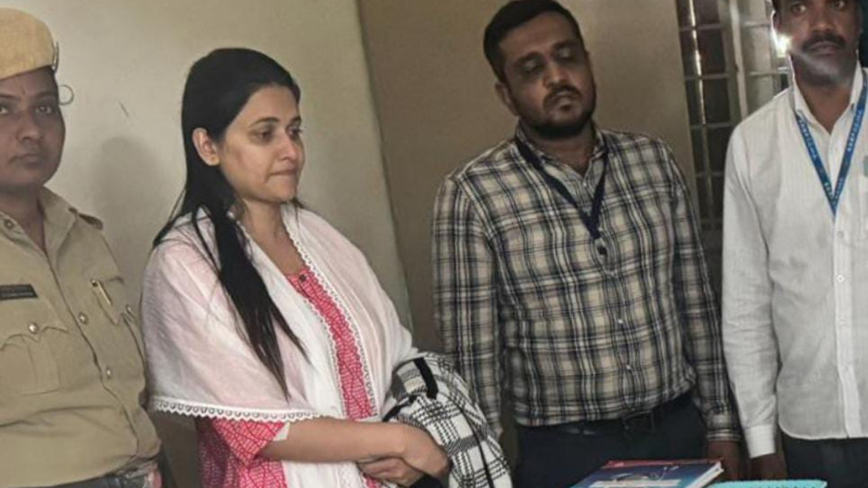 ಠಾಣೆಯಲ್ಲಿ ಕೊಲೆ ಆರೋಪಿ ಪವಿತ್ರಾಗೌಡ ಕಣ್ಣೀರು – ಫೋಟೋ ರಿವೀಲ್