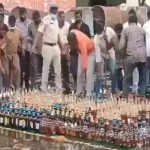 ಅಕ್ರಮ ಮದ್ಯ ನಾಶದ ವೇಳೆ ಬಾಟಲಿ ದೋಚಿ ಓಡಿದ್ರು!