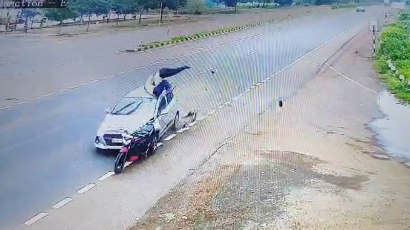 ಬೀದರ್‌ನಲ್ಲಿ ಭೀಕರ ಅಪಘಾತ – ಗುದ್ದಿದ ರಭಸಕ್ಕೆ ಕಾರಿನ ಮೇಲಿನಿಂದ ಬಿದ್ದ ಸವಾರ