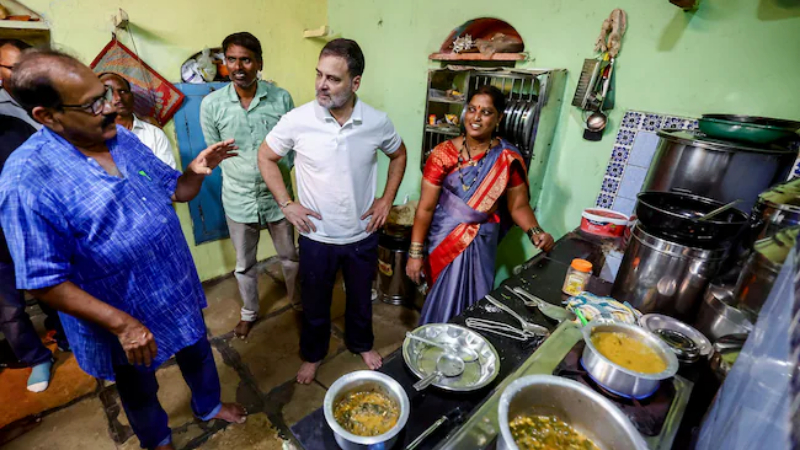 ದಲಿತರ ಮನೆಯಲ್ಲಿ ಅಡುಗೆ ಮಾಡಿ `ಪಾಕ ಪ್ರವೀಣ’ನಾದ ರಾಹುಲ್ ಗಾಂಧಿ