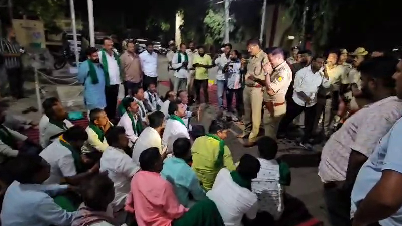 ವಕ್ಫ್ ಕ್ಯಾತೆ ವಿರೋಧಿಸಿ ರೈತರ ಹೋರಾಟ – ರಾತ್ರೋರಾತ್ರಿ ಪ್ರತಿಭಟನೆಗೆ ಧುಮುಕಿದ ರೈತರು