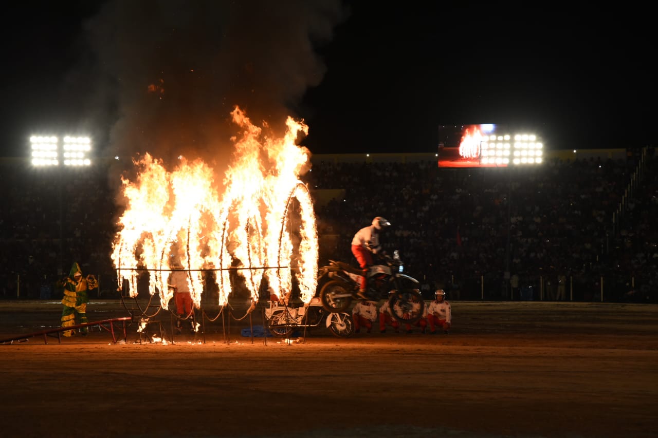 Mysuru Dasara Photo Gallery: ಮೈಸೂರಲ್ಲಿ ಪಂಜಿನ ಕಮಾಯತ್‌ ಕಮಾಲ್..‌ ಬೆಳಕಿನ ಝಲಕ್‌