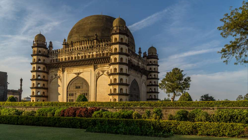 ಹೊಸ ವರ್ಷಾಚರಣೆಗೆ ಕ್ಷಣಗಣನೆ – ಸುಪ್ರಸಿದ್ಧ ಗೋಲಗುಂಬಜ್‌ನಲ್ಲಿ ಜನವೋ ಜನ