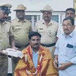 ಬಸ್ಸಿನಲ್ಲಿ ಸಿಕ್ಕಿದ್ದ ಲಕ್ಷಾಂತರ ಮೌಲ್ಯದ ಚಿನ್ನಾಭರಣ ವಾಪಸ್, ವ್ಯಕ್ತಿಗೆ ಸನ್ಮಾನ