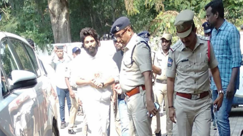 ರೇವಂತ್ ರೆಡ್ಡಿ ಹೆಸರು ಹೇಳದ್ದಕ್ಕೆ ಬಂಧನ – ಸಿಎಂ ವಿರುದ್ಧ ಸಿಡಿದ ಅಲ್ಲು ಅಭಿಮಾನಿಗಳು