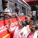 ಬಸ್ ಟಿಕೆಟ್ ದರ ಏರಿಕೆ – ಪ್ರಯಾಣಿಕರಿಗೆ ಗುಲಾಬಿ ಕೊಟ್ಟು ಸರ್ಕಾರದ ವಿರುದ್ಧ ಅಶೋಕ್ ಆಕ್ರೋಶ