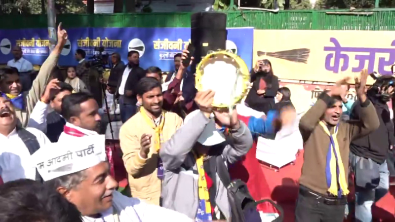 ಈ ಬಾರಿಯೂ ಗೆಲುವು ನಮ್ಮದೇ – ಆಪ್‌ ಕಾರ್ಯಕರ್ತರ ಸಂಭ್ರಮಾಚರಣೆ ಆರಂಭ