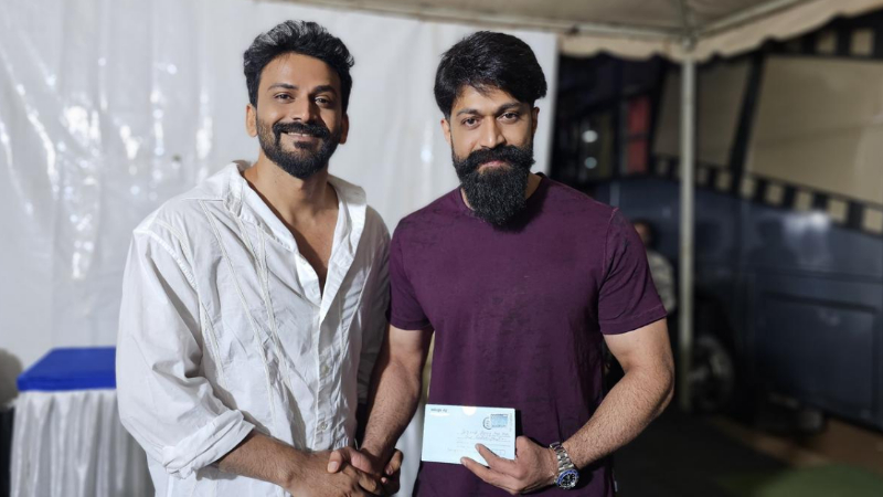 ‘ಟಾಕ್ಸಿಕ್’ ಸೆಟ್‌ಗೆ ತೆರಳಿ ಯಶ್‌ಗೆ ಮದುವೆ ಆಮಂತ್ರಣ ನೀಡಿದ ಡಾಲಿ