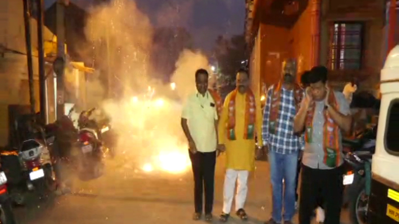 ಯತ್ನಾಳ್‌ ಉಚ್ಛಾಟನೆ – ವಿಜಯಪುರದಲ್ಲಿ ಪಟಾಕಿ ಸಿಡಿಸಿ ಸಂಭ್ರಮಿಸಿದ ಕಾರ್ಯಕರ್ತರು