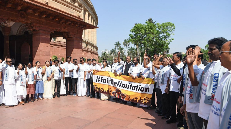 ಲೋಕಸಭೆಯಲ್ಲಿ ಡಿಎಂಕೆ ಸಂಸದರ ಟಿ-ಶರ್ಟ್ ಪ್ರತಿಭಟನೆ: ಸದನದಲ್ಲಿ ಗದ್ದಲ