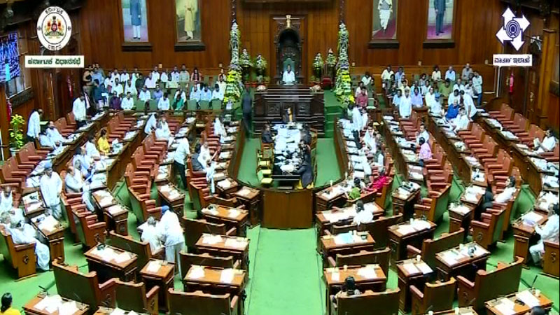 ವಿಧಾನಸಭೆ ಸದನದ ಕಾರ್ಯಕಲಾಪಕ್ಕೆ ಅಡ್ಡಿ – ವಿಪಕ್ಷಗಳ 18 ಸದಸ್ಯರು 6 ತಿಂಗಳ ಕಾಲ ಸಸ್ಪೆಂಡ್‌